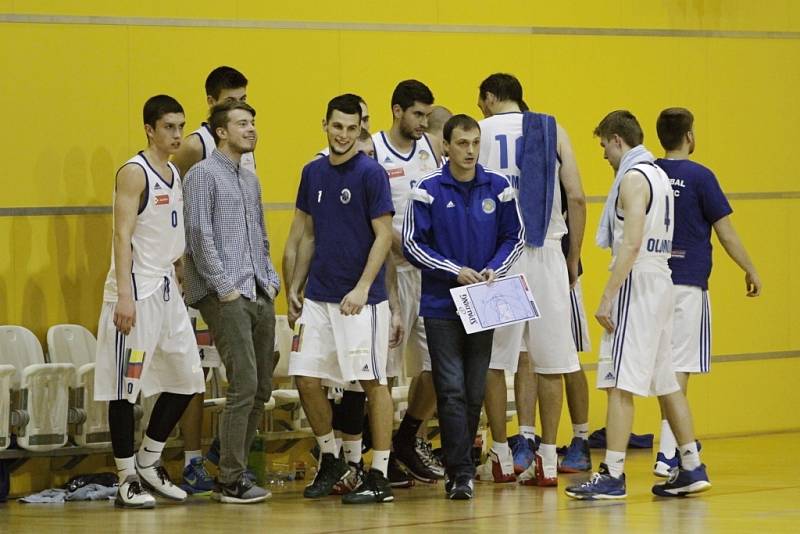 Olomoučtí basketbalisté (v bílém) proti Jihlavě