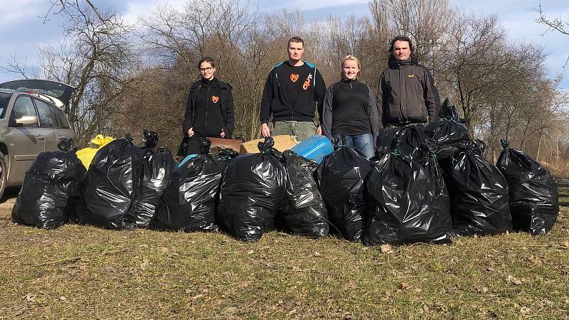 Šternberští dobrovolníci uklidili okolí vodních ploch