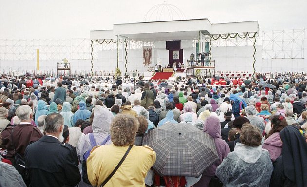 Bohoslužba na letišti v Olomouci - Neředíně. Papežskou návštěvu v květnu 1995 doprovázelo nevlídné počasí - chladno a déšť