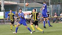 Fotbalisté Nových Sadů (ve žluto-černém) porazili Všechovice 5:0.