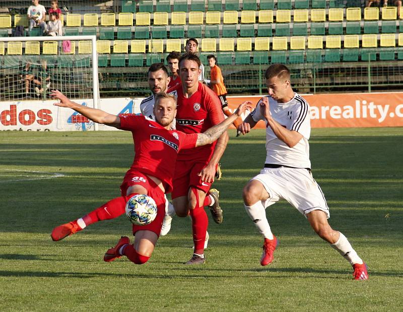 Fotbalisté HFK Olomouc (v bílém) prohráli v 1. kole MOL Cupu se Zbrojovkou Brno 0:3.