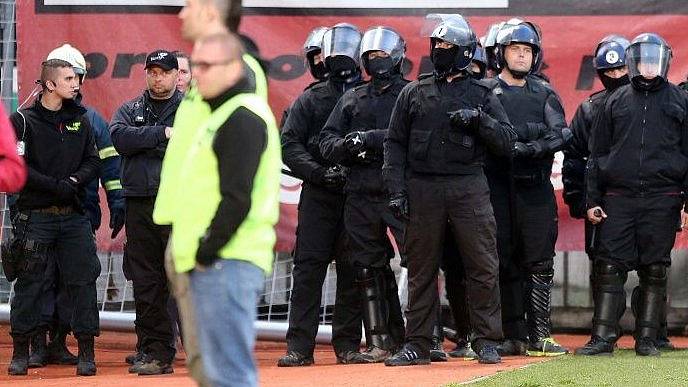 Strážci pořádku na Andrově stadionu