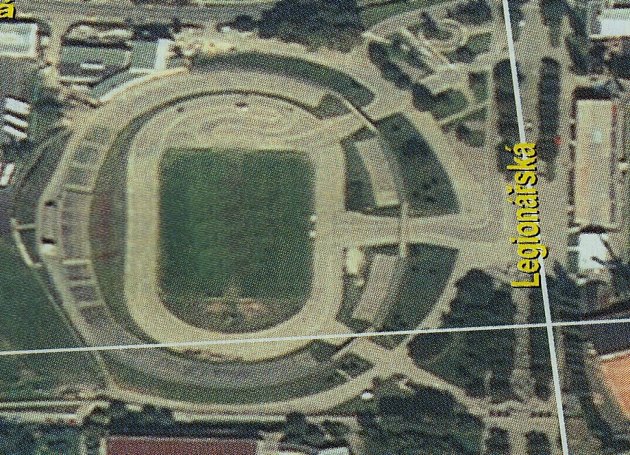 První závod motokár na Spartakiádním stadionu v Olomouci v roce 1973. Letecký snímek Spartakiádního stadionu