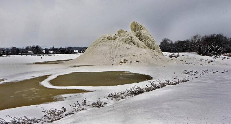 Litovelská Lochnesska. Mráz vykouzlil obrovskou ledovou horu v laguně litoveského cukrovaru