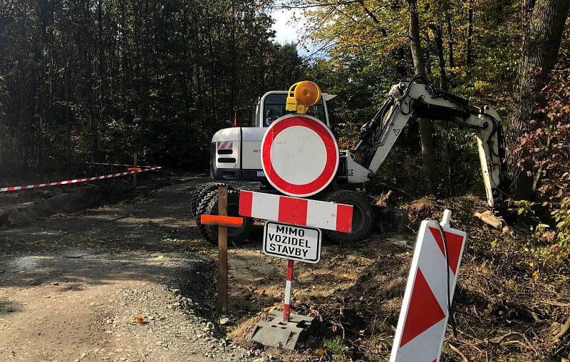 Rekonstrukce stezky od "Tří mostů" až k Lovecké chatě u Horky nad Moravou. Polovina října 2019