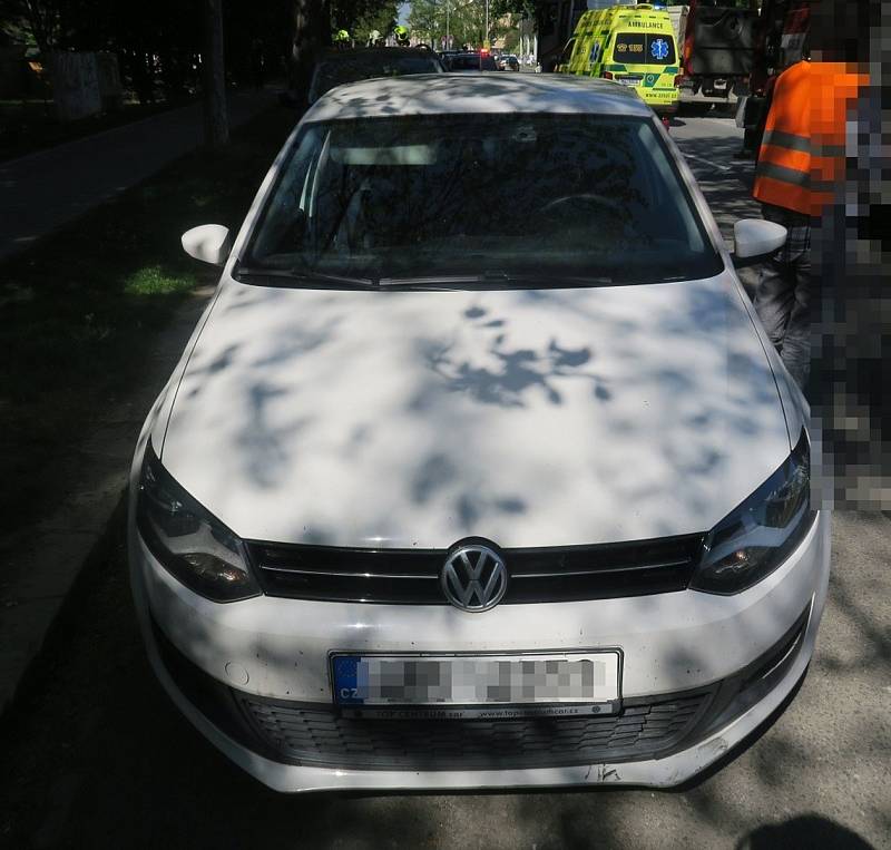 Osobní auto a motocykl se srazily na křižovatce Šmeralovy ulice a třídy 17. listopadu v Olomouci, 10. 5. 2022