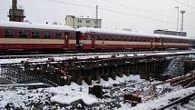 Za čtvrtým nástupištěm olomouckého hlavního nádraží se v rámci rekonstrukce železniční stanice Olomouc buduje nové 