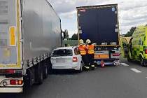 Nehoda dvou kamionů a octavie na D46 mezi Olomoucí a Prostějovem, 11. 7. 2022