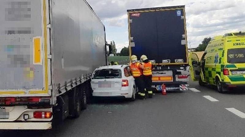 Nehoda dvou kamionů a octavie na D46 mezi Olomoucí a Prostějovem, 11. 7. 2022