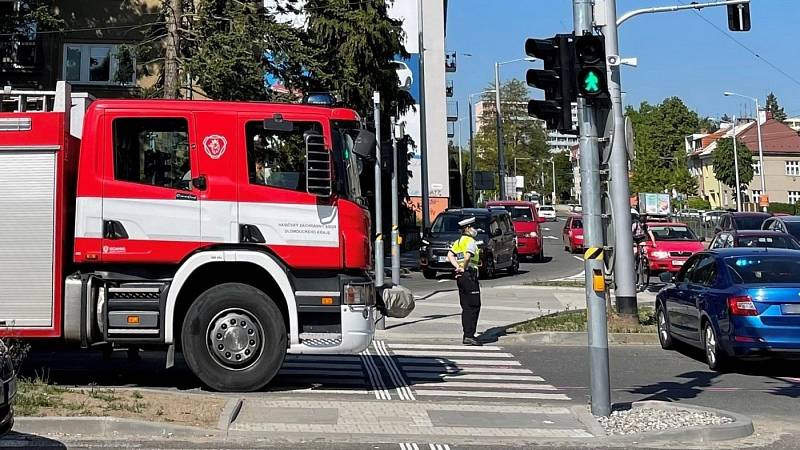 Srážka osobního auta a motocyklu na křižovatce Foerstrovy ulice a třídy Míru v Olomouci, 2. května 2021