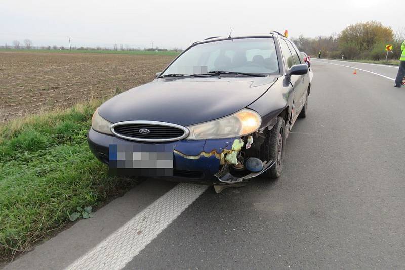 Srážka náklaďáku a dvou osobních aut na silnici mezi Olomoucí a Litovlí