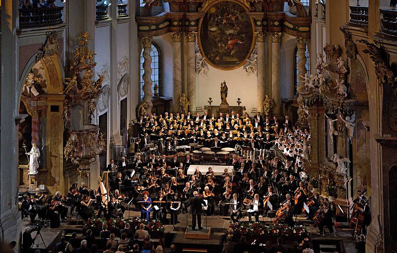 Koncert krakovské filharmonie v olomouckém kostele P.M. Sněžné slavnostně zahájil unikátní výstavu Rozlomená doba
