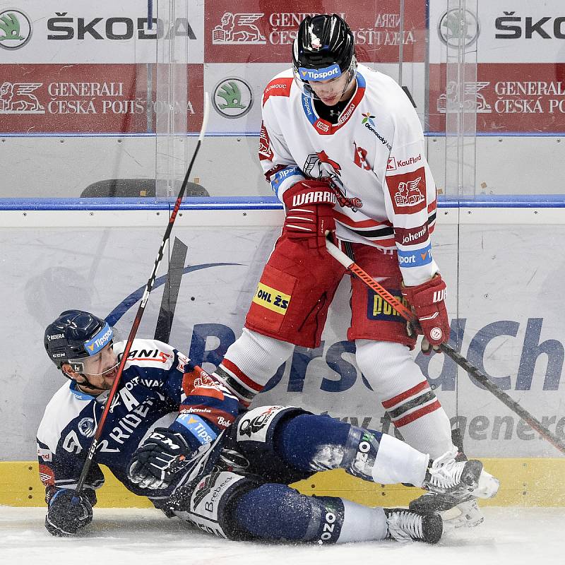 Dohrávka 12. kola hokejové extraligy: HC Vítkovice Ridera - HC Olomouc, 12. ledna 2021 v Ostravě. (zleva) Jan Hruška z Vítkovic a Tomáš Gřes z Olomouce.