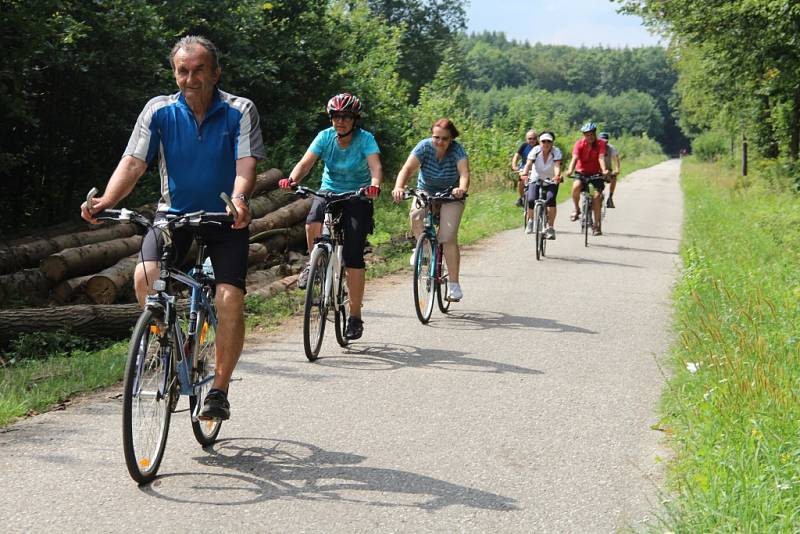 Skupinka jedenácti milovníků cyklistiky vyrazila v neděli odpoledne na jeden z cyklovýletů Litovelským Pomoravím.