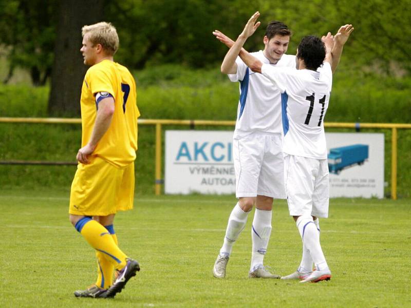 Aleš Michálek (vlevo), Petr Navrátil a Jan Ferenc (č. 11). Moravské semifinále Poháru regionů: Olomoucký KFS (v bílém) proti Zlínskému KFS