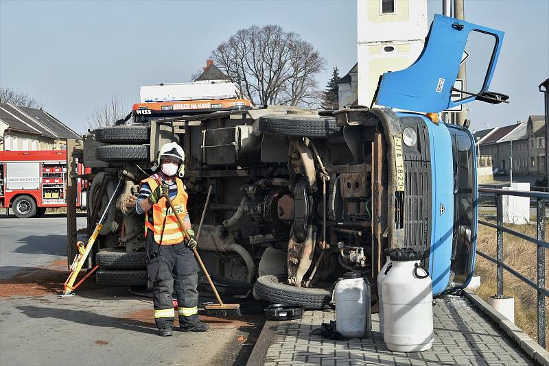 Nehoda náklaďáku v centru Senice na Hané, 24. 2. 2021