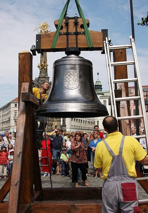 Vystavení zvonu sv. Michaela na náměstí.