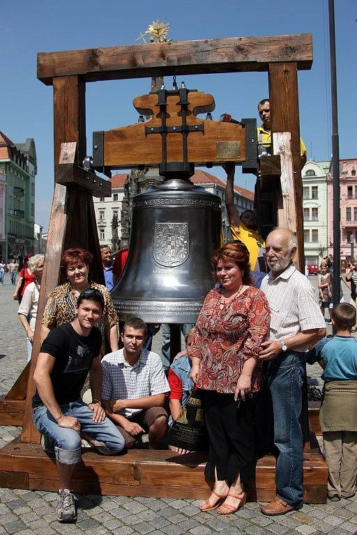 Vystavení zvonu sv. Michaela na náměstí.