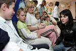 Ewa Farna na návštěvě na dětské klinice v olomoucké fakultní nemocnici.  