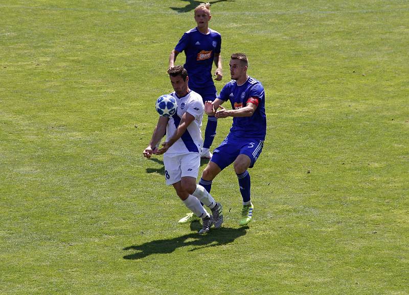 Fotbalisté Sigmy B (v modrém) prohráli s Frýdkem-Místkem 0:2.