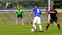 Fotbalisté Uničova (v modrém) proti Orlové