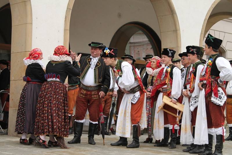 Hanácká svatba na Horním náměstí v Olomouci v podání členů folklorních souborů Klas z Kralic na Hané, Hané a Mladé Hané z Velké Bystřice a také z Hanáckého mužského sboru Rovina.