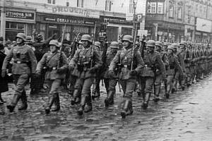 Wehrmacht pochoduje po olomouckém Horní náměstí (za protektorátu náměstí Adola Hitlera)