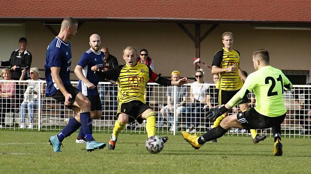 Fotbalisté Nových Sadů (ve žlutém) ovládli derby ve Slavoníně výsledkem 9:1.