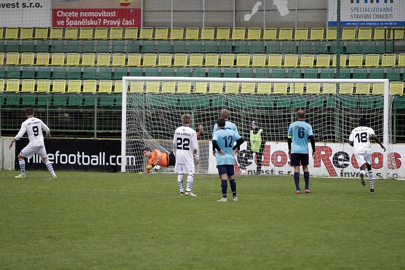 Fotbalisté 1. HFK Olomouc prohráli s Líšní (v bílém) 1:7