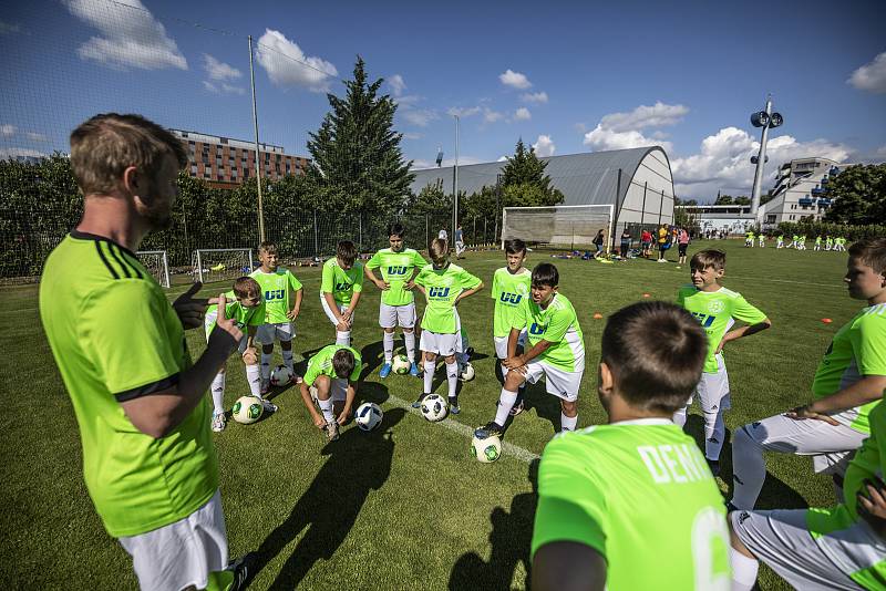 Účastníci Olomoucké fotbalové školy měli na programu spoustu aktivit.