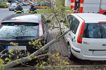 Silný vítr trápí celý Olomoucký kraj. Hasiči vyjížděli k 20 událostem. Zajišťovali střechy, u Hanušovic evakuovali cestující z vlaku. Foto: HZS Olomouckého kraje