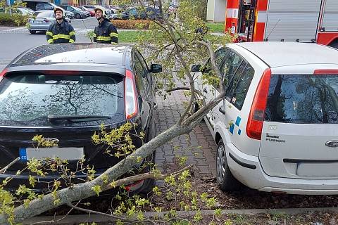 Silný vítr trápí celý Olomoucký kraj. Hasiči vyjížděli k 20 událostem. Zajišťovali střechy, u Hanušovic evakuovali cestující z vlaku. Foto: HZS Olomouckého kraje