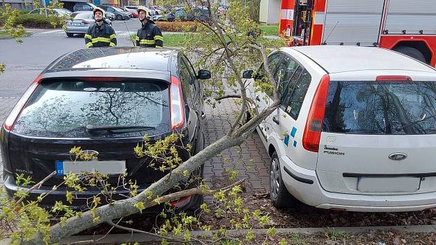 Silný vítr trápí celý Olomoucký kraj. Hasiči vyjížděli k 20 událostem. Zajišťovali střechy, u Hanušovic evakuovali cestující z vlaku. Foto: HZS Olomouckého kraje