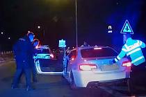 Řidič BMW ujížděl policistům rychlostí 252 km/h
