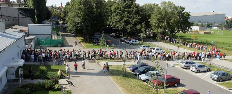 Srpen 2009: fronta na lístky na zápas Evropské ligy Sigma Olomouc - Everton