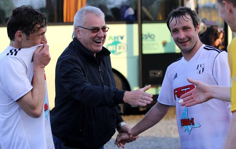Michal Kovář a David Kobylík přijímají gratulace od Petra Uličného.