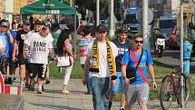 Fanoušci ostravského Baníku pod dohledem policistů rychle vyráží z olomouckého hlavního nádraží k Androvu stadionu. Jejich vlak měl totiž hodinu a půl zpoždění