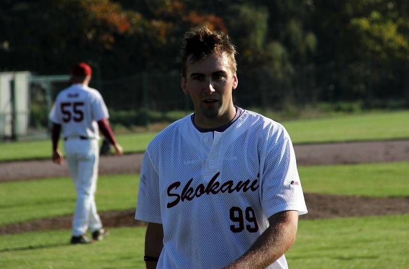 Olomoučtí baseballisté (v bílém) porazili v baráži Hlubokou nad Vltavou 3:1 na zápasy a zachránili se v extralize. Ondřej Antoš