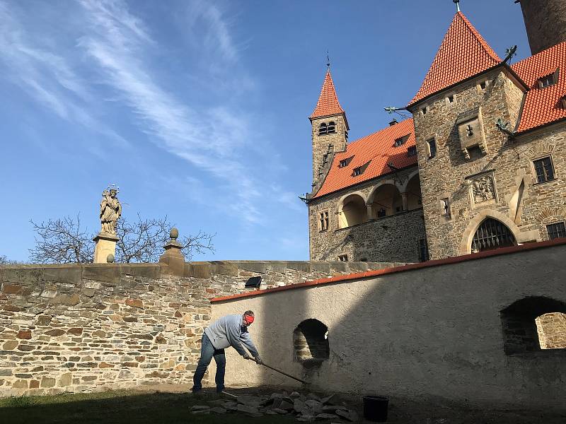 Hlavní činnost zaměstnanců - péče o památku a park a příprava na hlavní sezonu - nešla stranou.(27.3.2020)