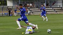 Fotbalisté Sigmy Lutín (v modrém) remizovali s Viktorií Přerov 1:1.