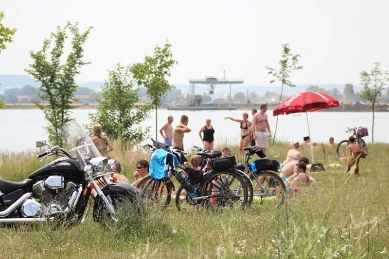 Teplé letní počasí lákalo v sobotu k vodě, stovky lidí tak například zamířily do pískovny u Nákla na Olomoucku.