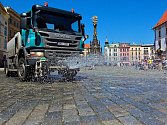 Kropící vůz v akci na rozpáleném Horním náměstí v Olomouci