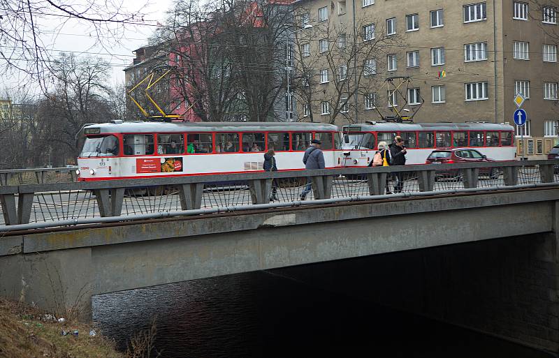 Tramvaj na mostě přes Bystřici v Masarykově ulici v Olomouci