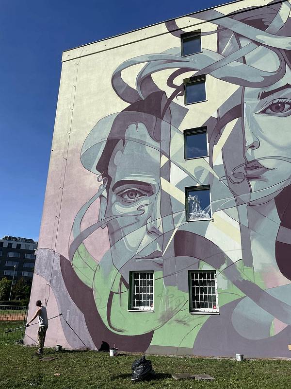 V rámci letošního Street art festivalu v Olomouci vytvořili špičkoví umělci nové velkoplošné malby. Na univerzitních kolejích Gen. Svobody tvořil FatHeat, 24. září 2021