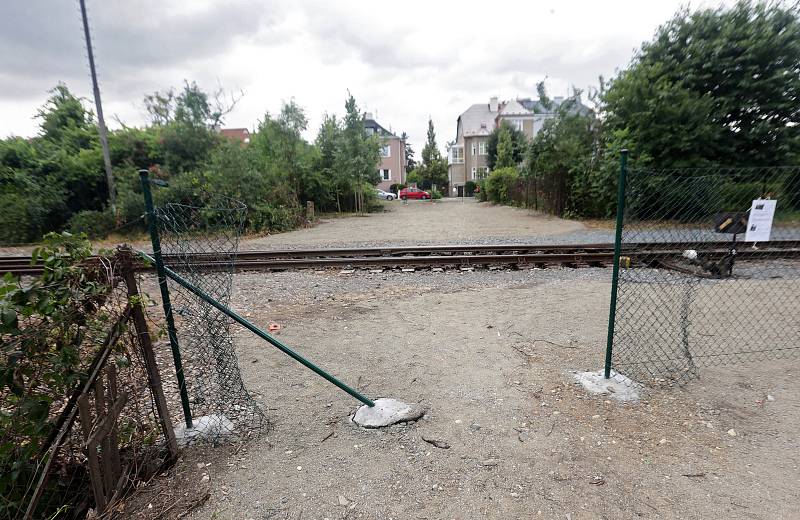 Prostříhaný plot jako alternativa zrušené lávky přes železniční trať.