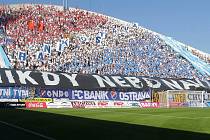 Fanoušci Baníku na severní tribuně Androva stadionu v Olomouci