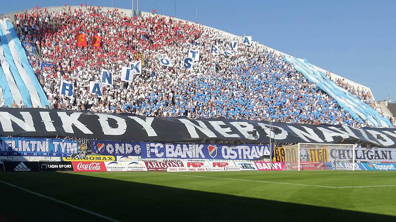 Fanoušci Baníku na severní tribuně Androva stadionu v Olomouci