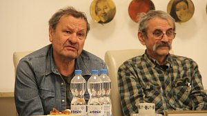 Zleva režisér Miroslav Krobot s dramaturgem Lubomírem Smékalem.