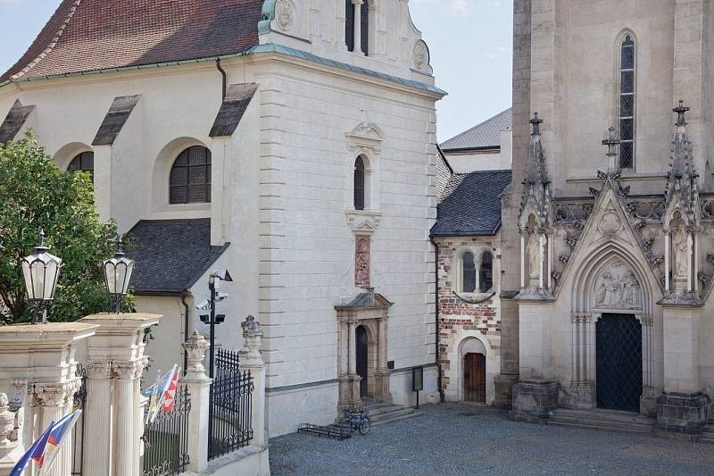 Vstup do Zdíkova paláce mezi kaplá sv. Anny a katedrálou sv. Václava v Olomouci