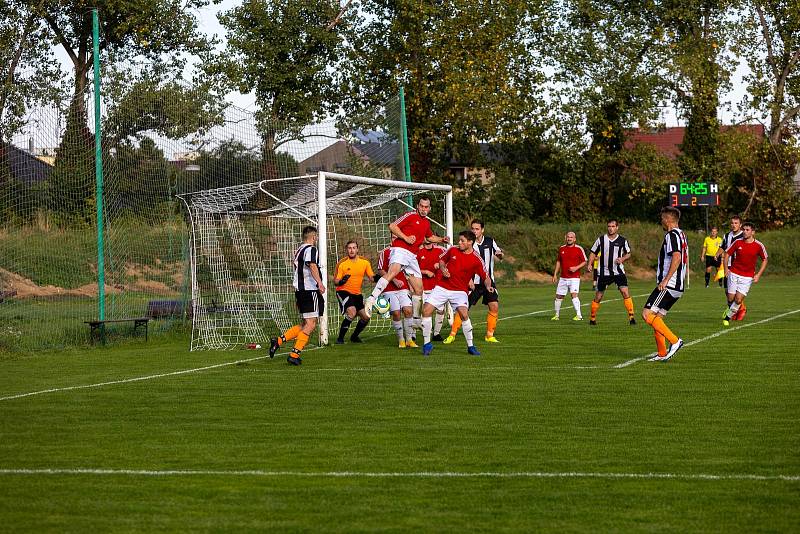 Fotbalisté Hodolan (v pruhované) porazili Červenku 5:1